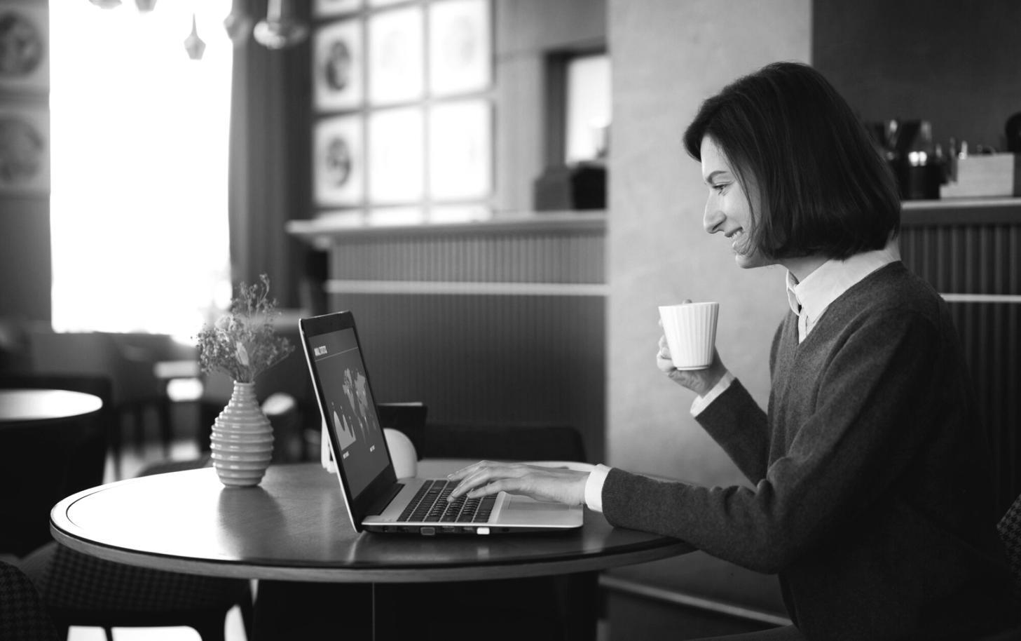 Frische Zutaten auf einem Holztisch arrangiert